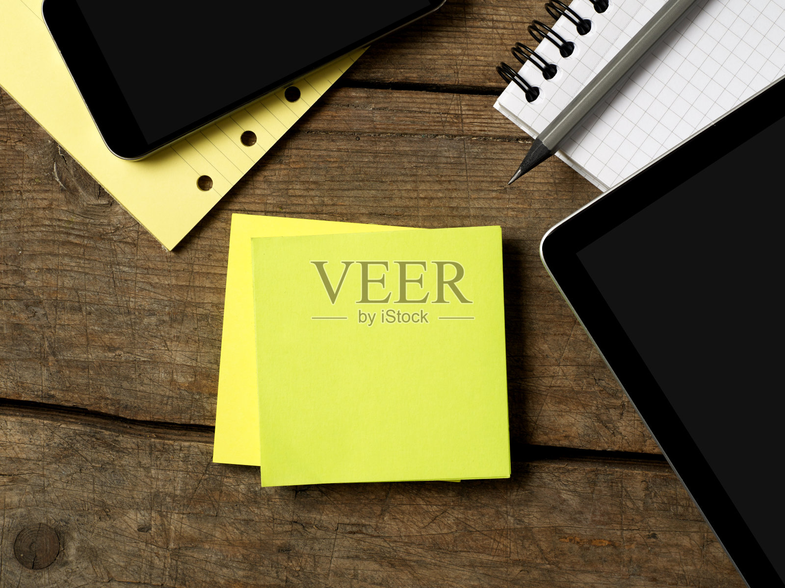 桌上的不干胶笔记照片摄影图片