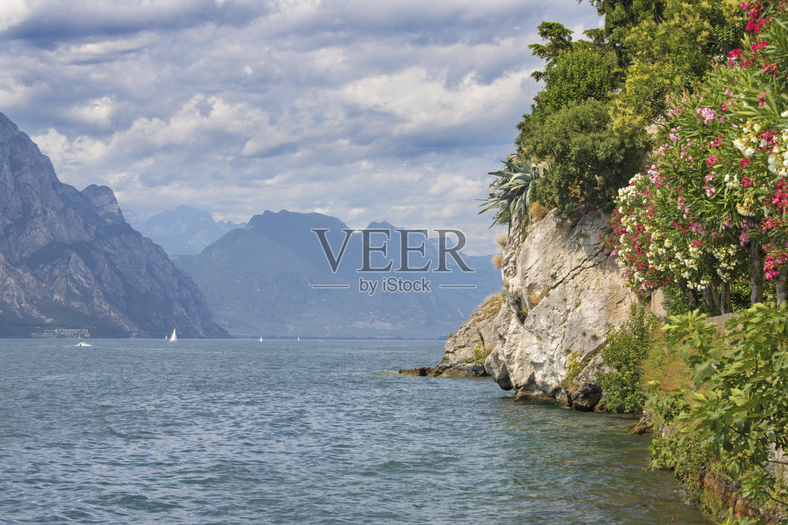 马尔切斯-加尔达湖与阿尔卑斯山(阿达梅洛组)的背景。照片摄影图片