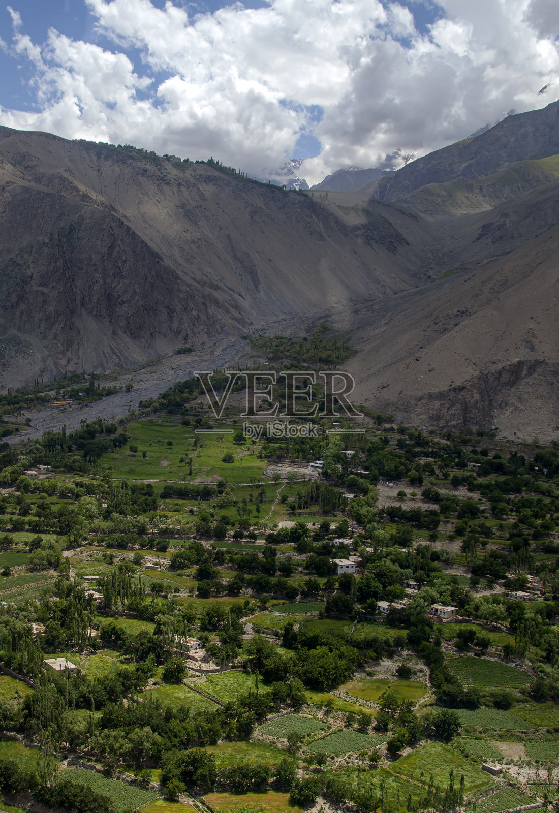 有山脉、山谷和云彩的风景照片照片摄影图片