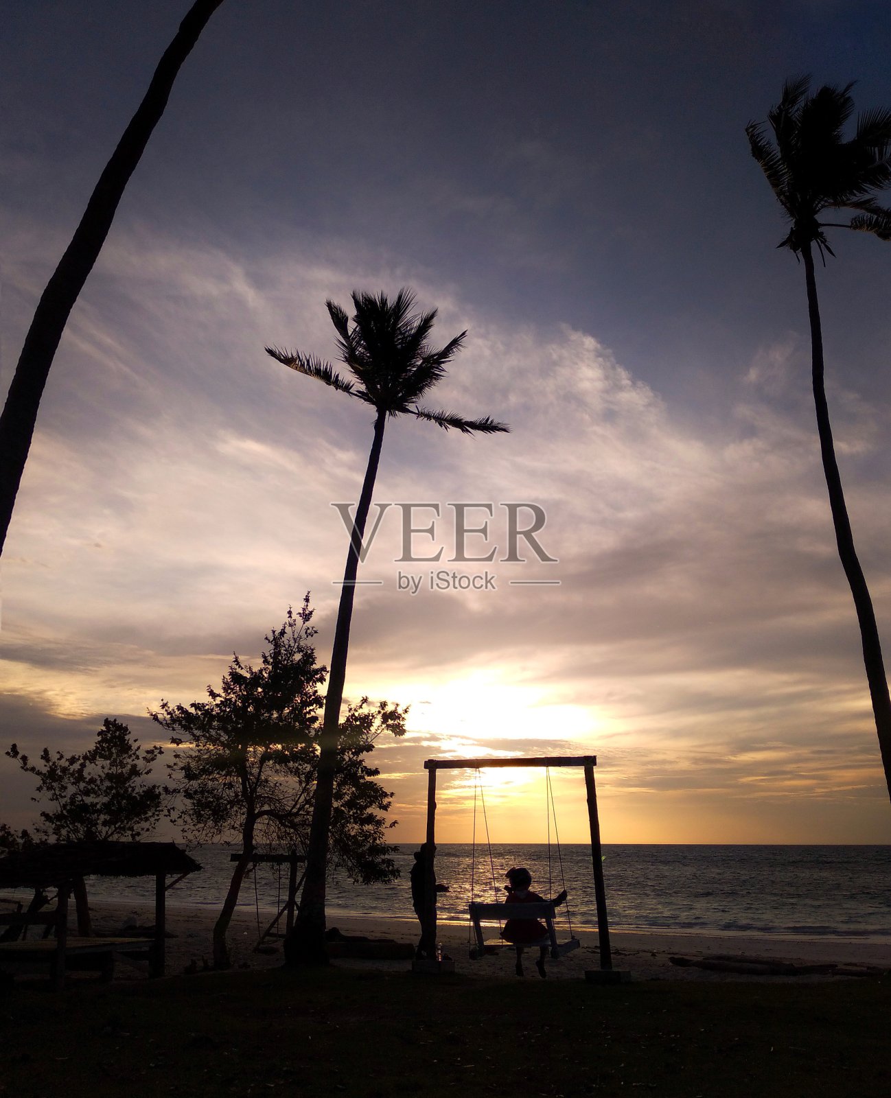 在沙滩上约会照片摄影图片