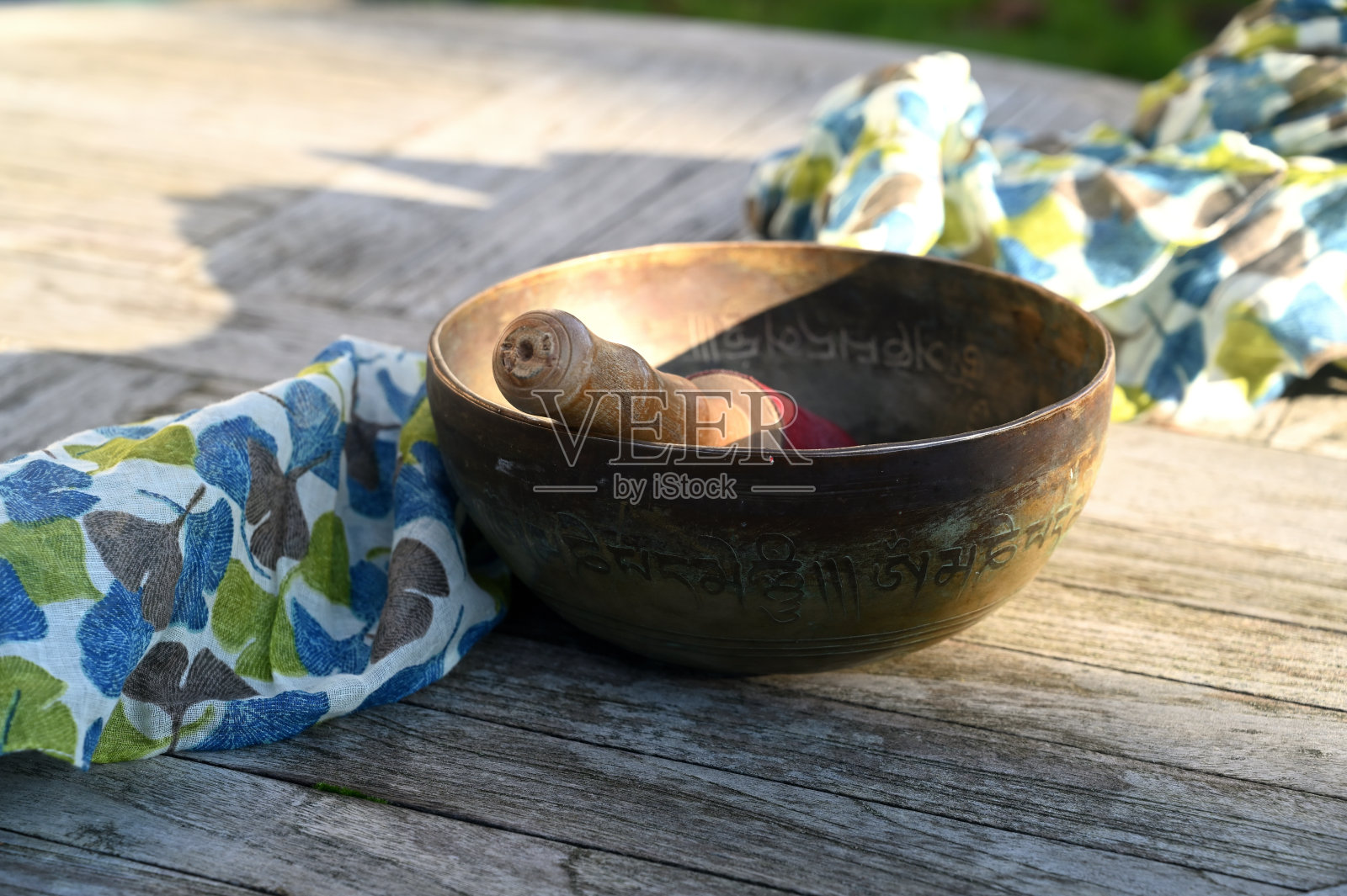 带有围巾的藏族颂钵——真言转化你的不净身语意照片摄影图片