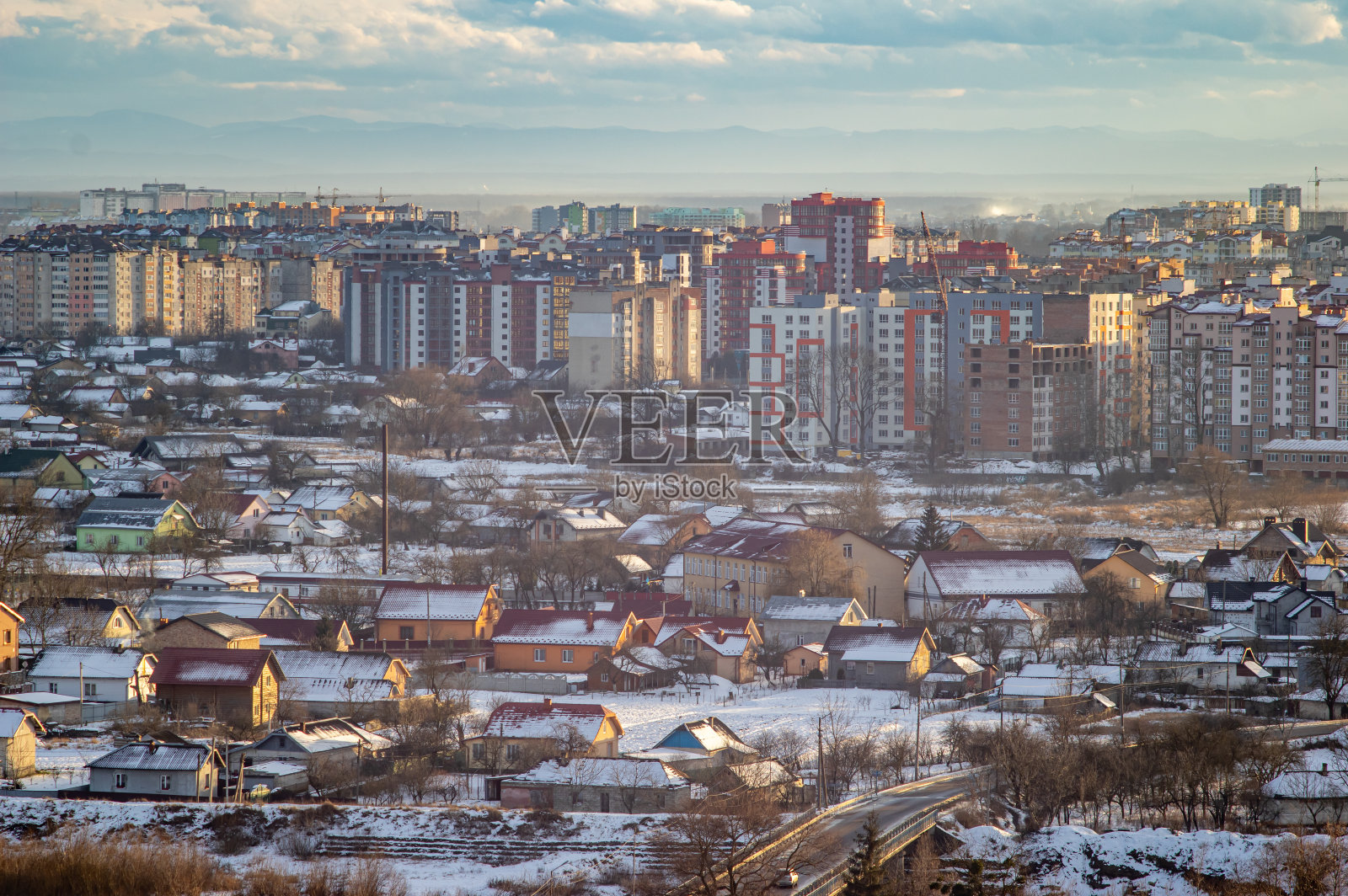从城市住宅区的高处俯瞰照片摄影图片