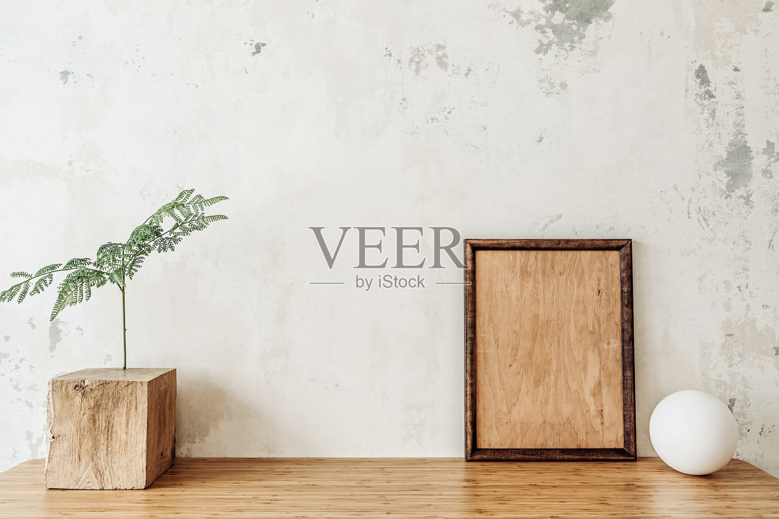 空的桌子上。办公室或家庭工作场所照片摄影图片