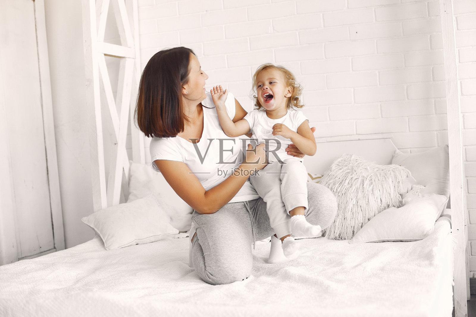 妈妈和小女儿在家里玩得开心照片摄影图片