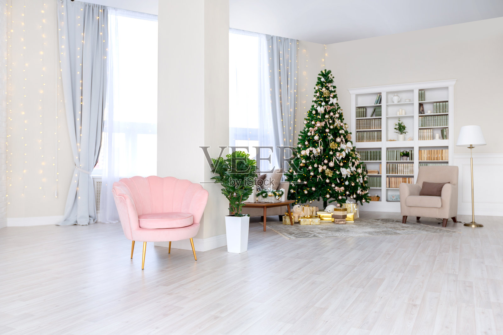 豪华，富有，昂贵的公寓室内浅色。时尚的当代简约设计。充满阳光。很多空间都装饰着圣诞树照片摄影图片