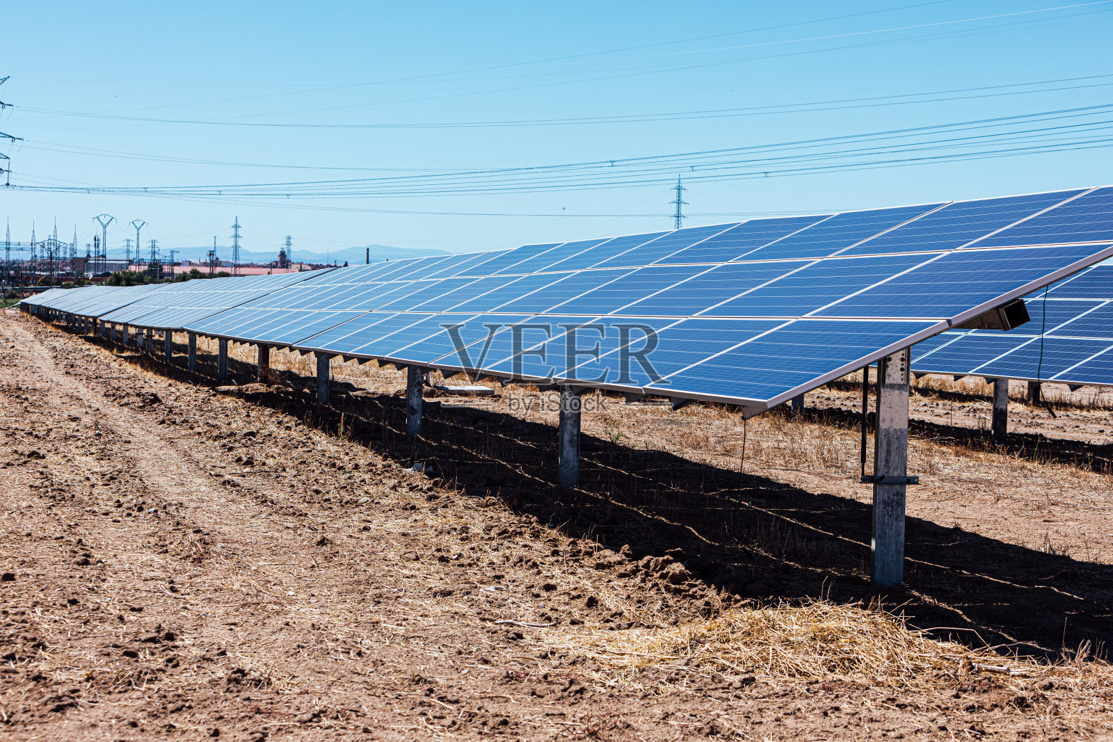 太阳能电池板-产生电力的光伏电池板。获得清洁、可持续和可再生的能源。照片摄影图片