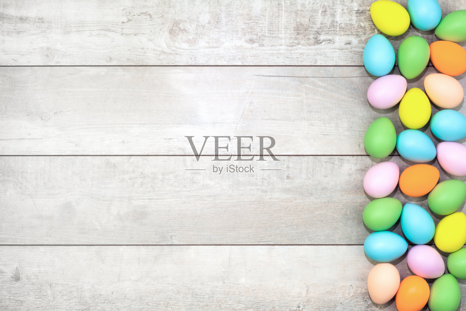 几个明亮的颜色染色复活节彩蛋在木制的背景照片摄影图片