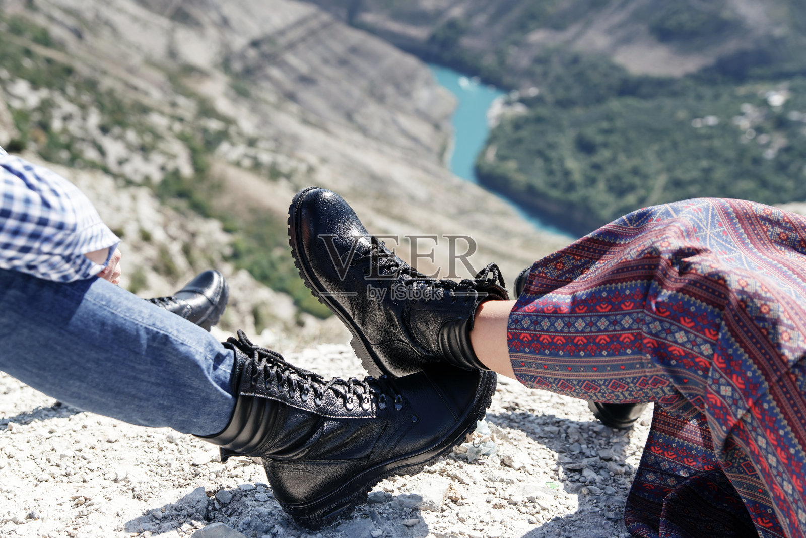 男人和女孩穿着系着鞋带的黑鞋走在街上照片摄影图片