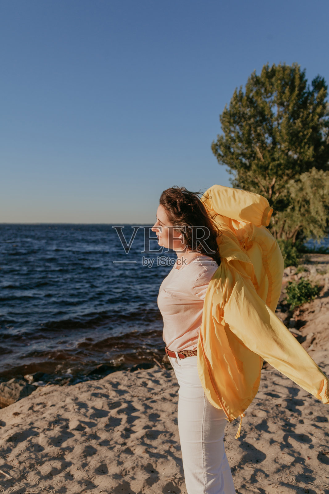 海滩上的女人照片摄影图片
