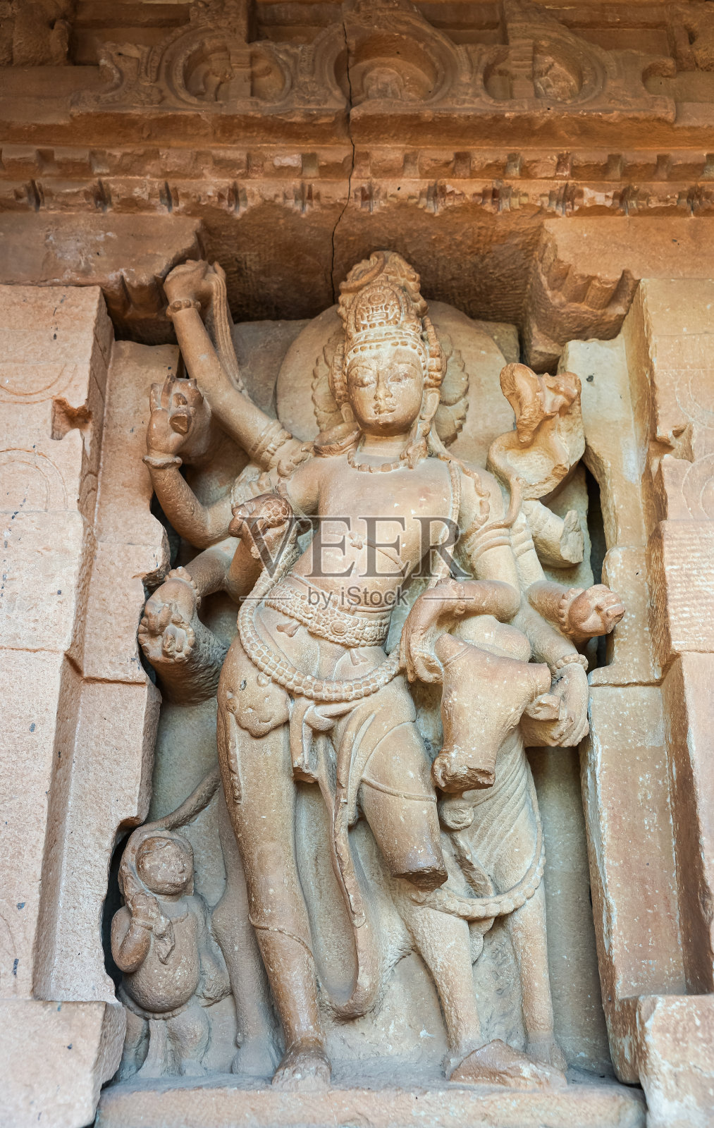 印度卡纳塔克邦，艾霍尔，杜尔加古迪的湿婆和南迪雕像。照片摄影图片