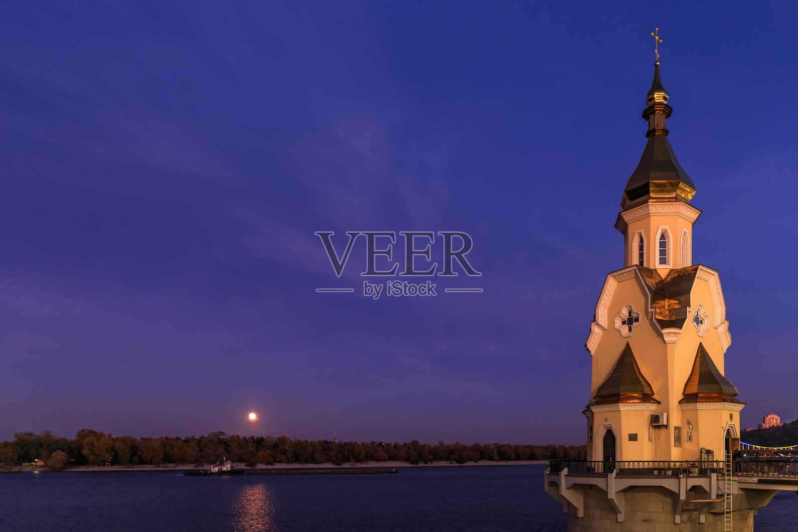 月亮和教堂照片摄影图片