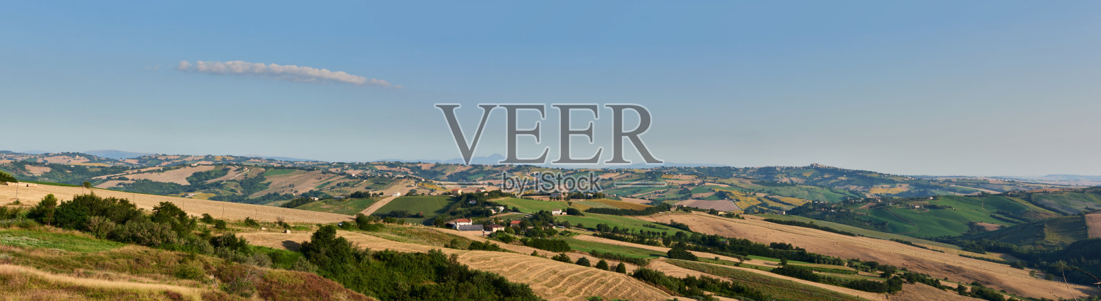 意大利马尔凯山的蓝天美景照片摄影图片