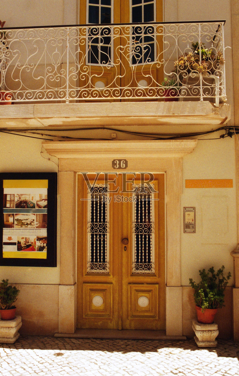 漂亮的葡萄牙老房子，有阳台照片摄影图片