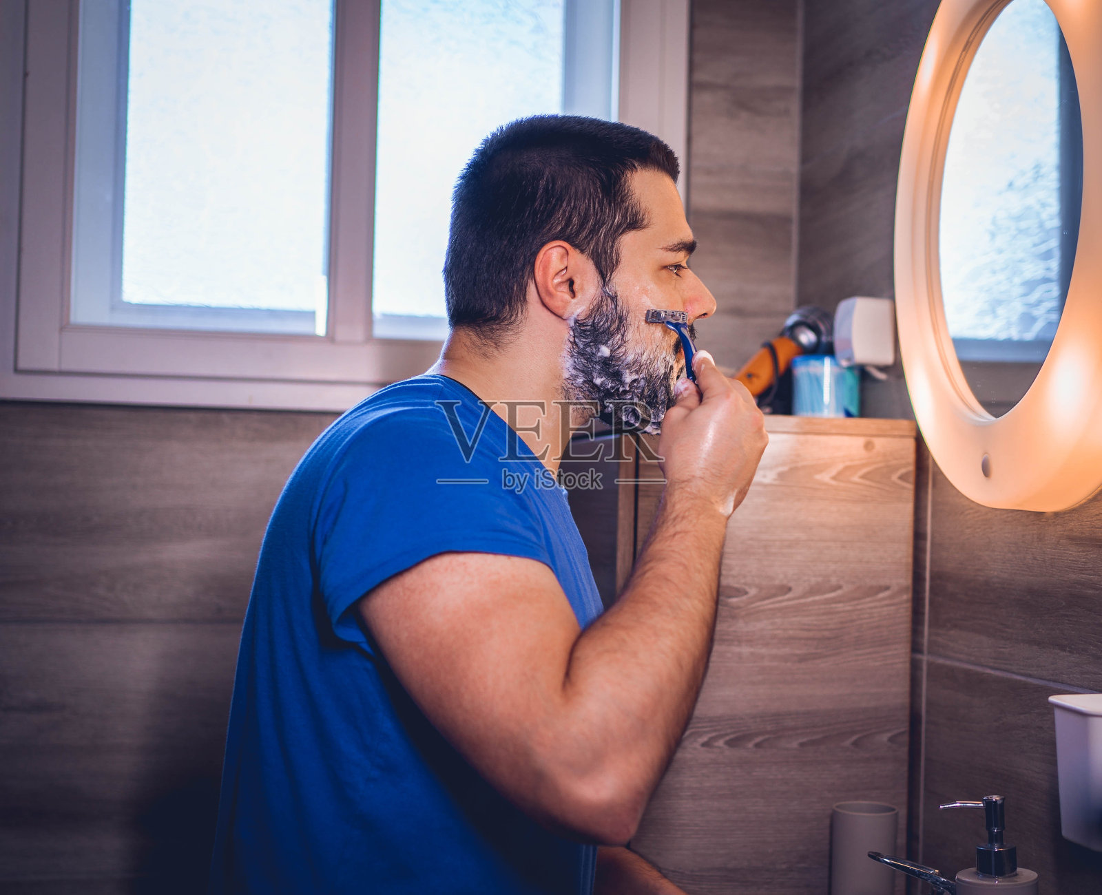 一个人在做他的晨间工作照片摄影图片