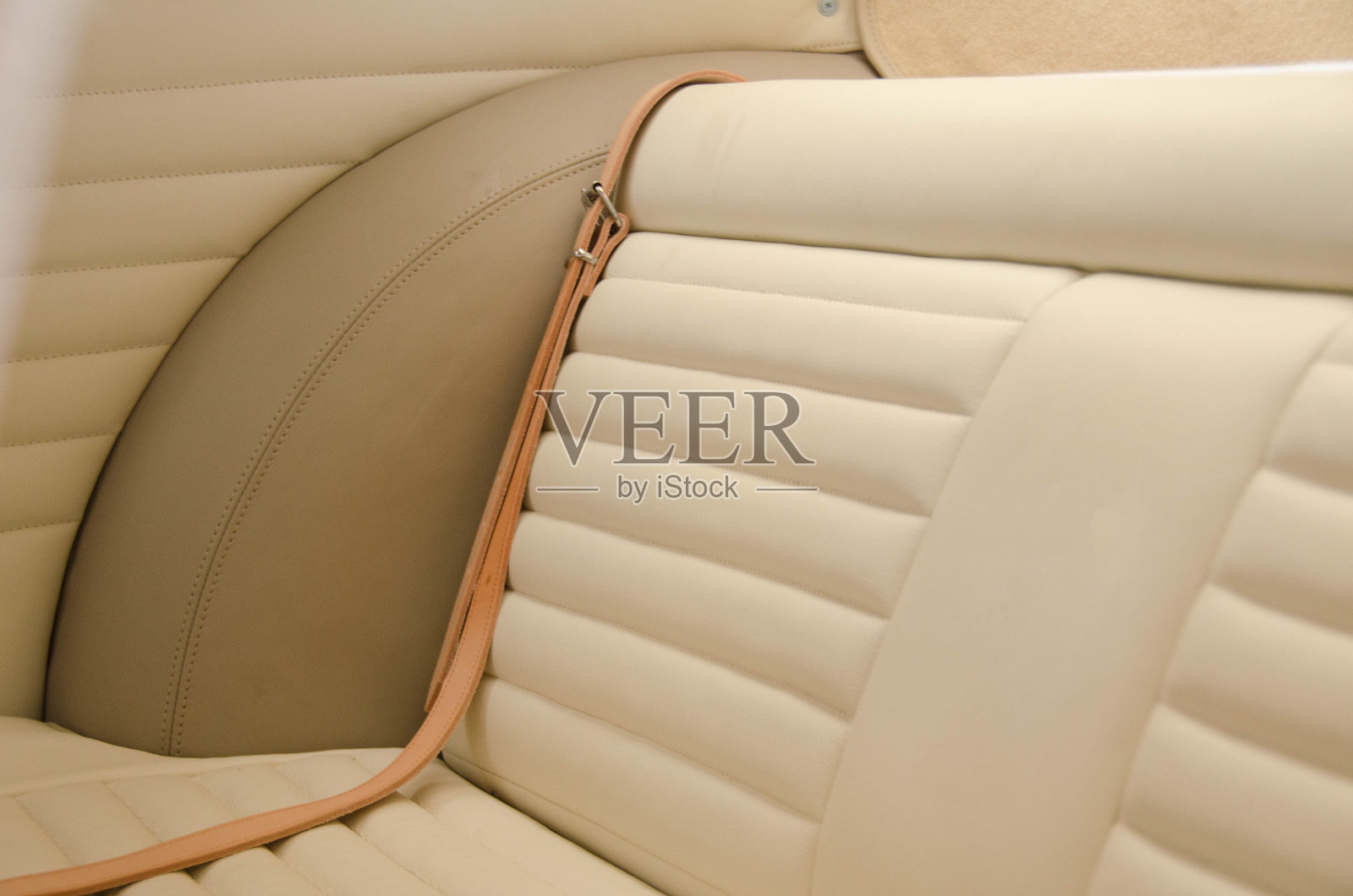 豪华赛车复古汽车内饰与米色完成。车停在车间照片摄影图片