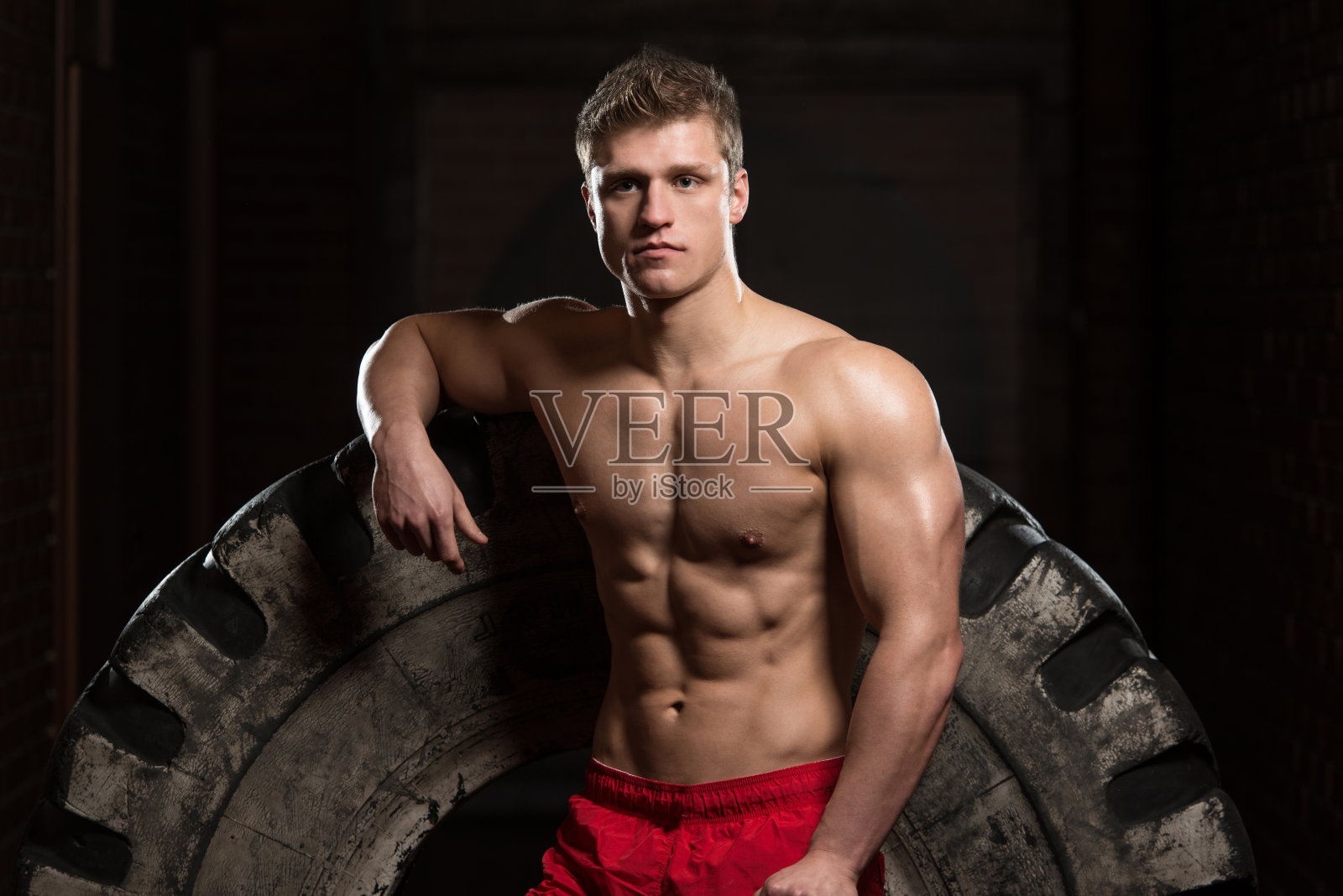 铁锤和拖拉机轮胎运动后的休息照片摄影图片