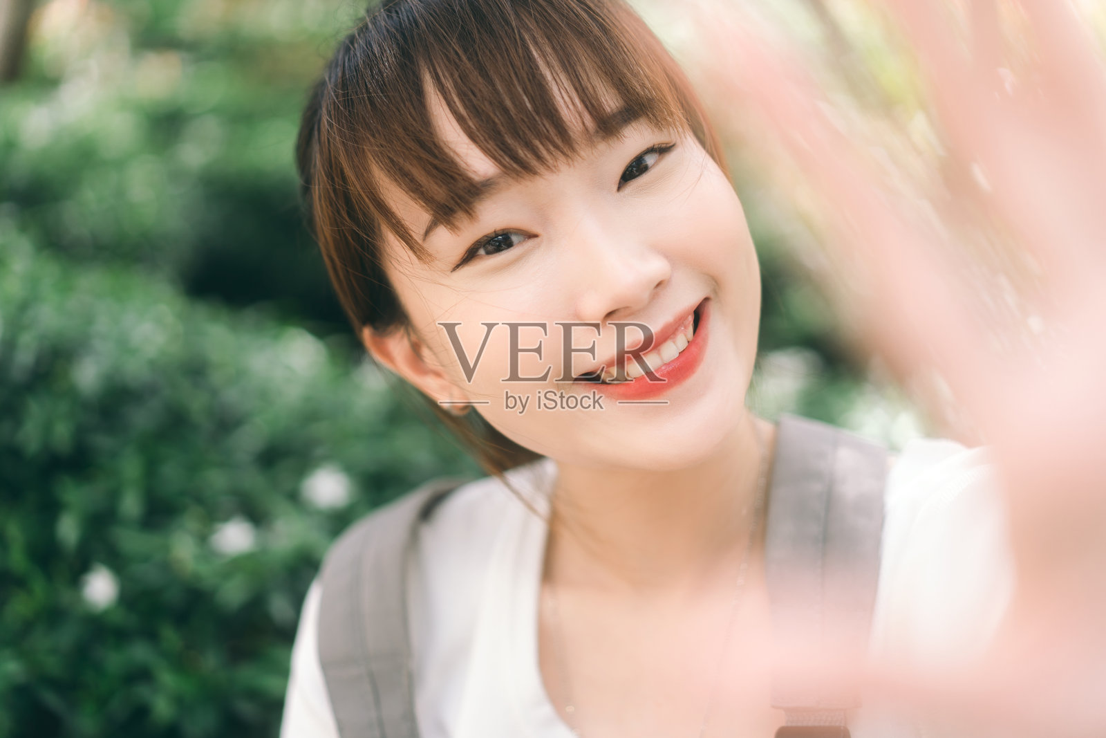 POV的肖像年轻可爱的亚洲青少年学生女子用手机自拍照片。照片摄影图片