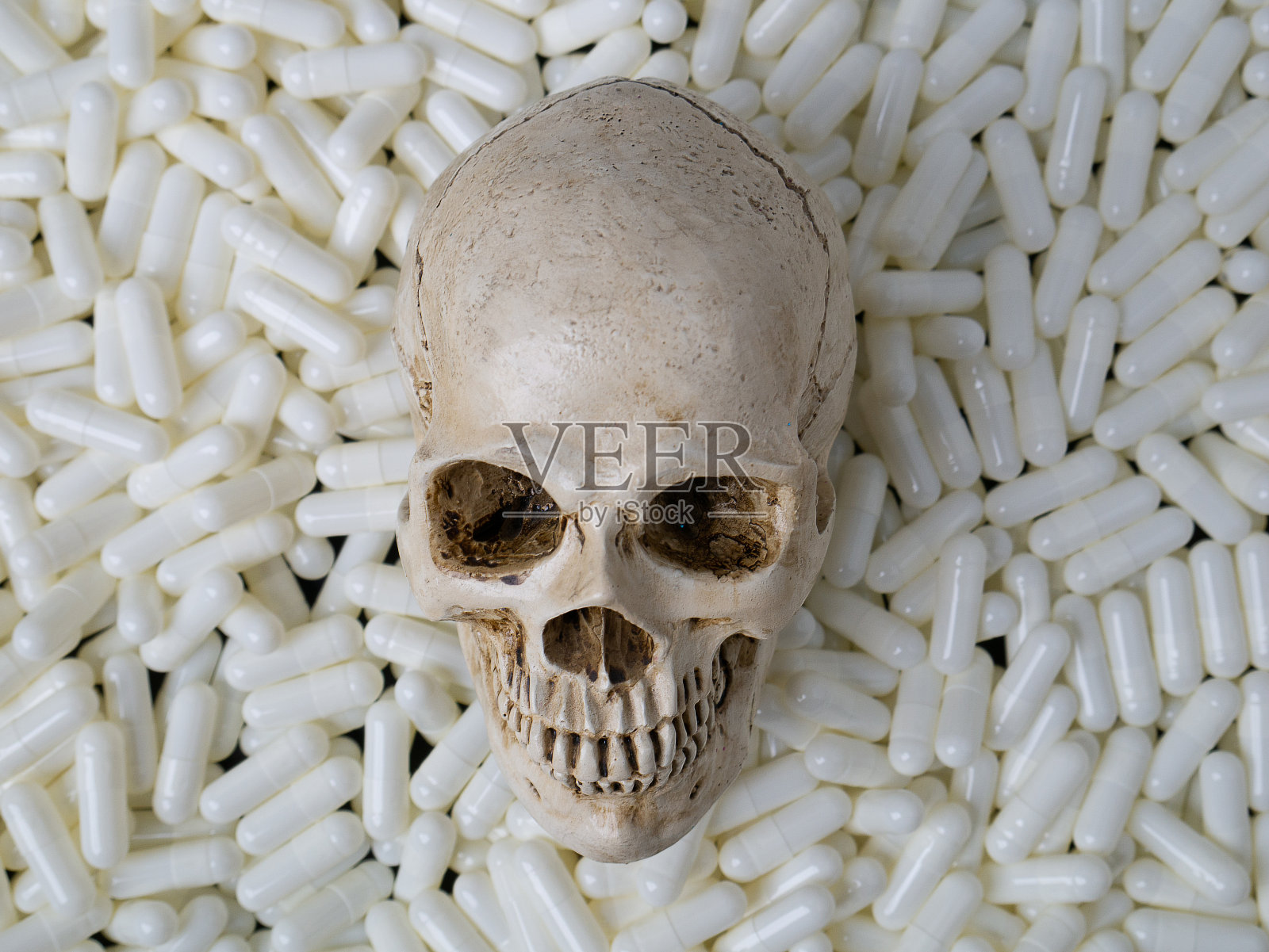 颅骨和白色胶囊图像为sci或医学内容。照片摄影图片