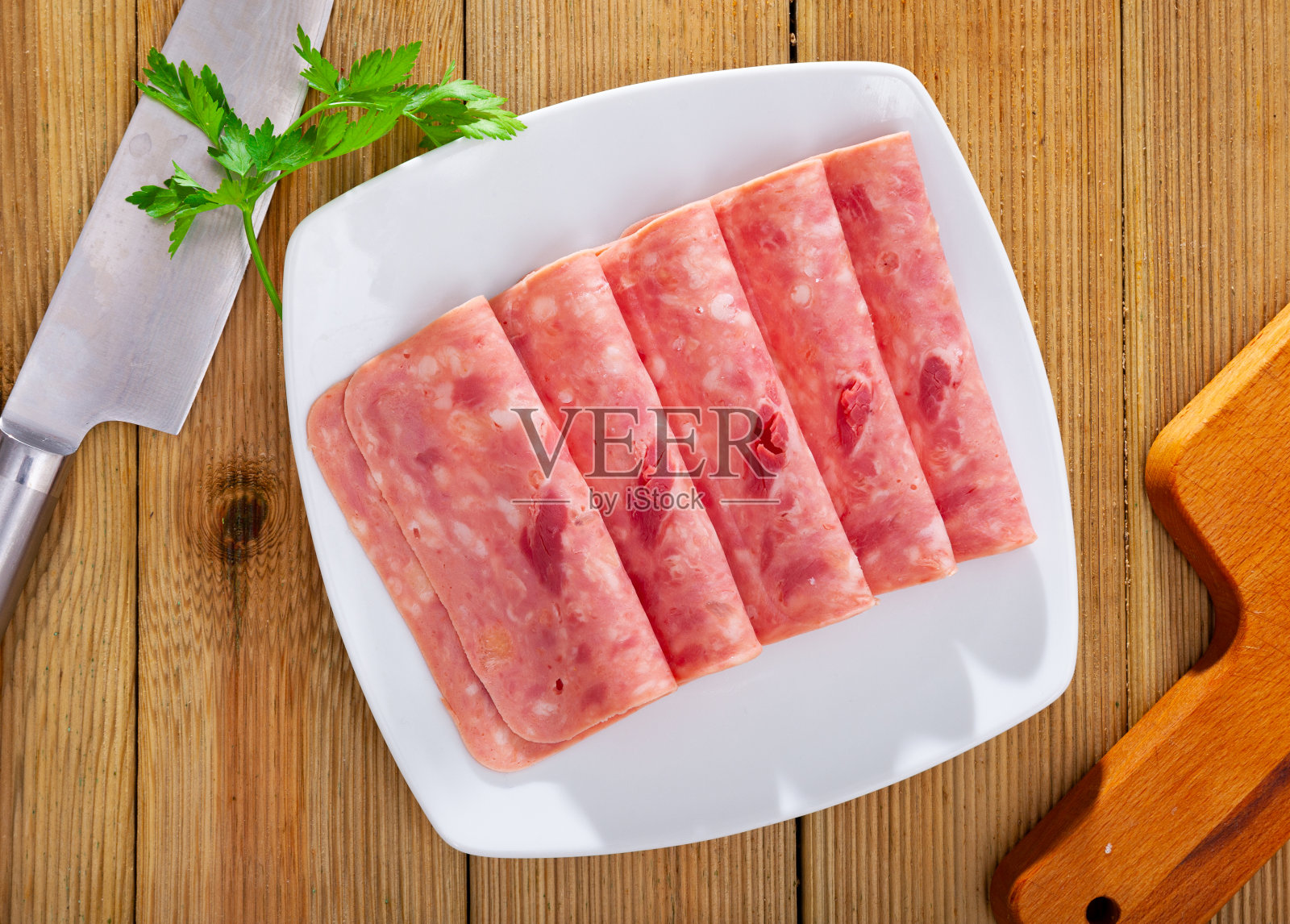 木片背景上的切片火腿照片摄影图片