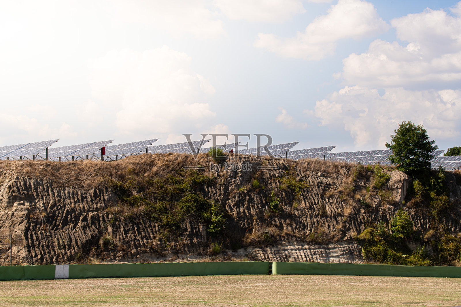 绿色山丘上的太阳能电池板站照片摄影图片