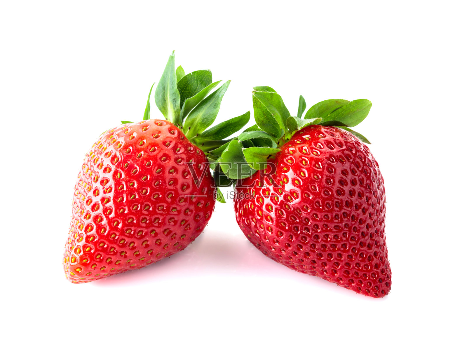 成熟多汁的草莓孤立在白色上。照片摄影图片