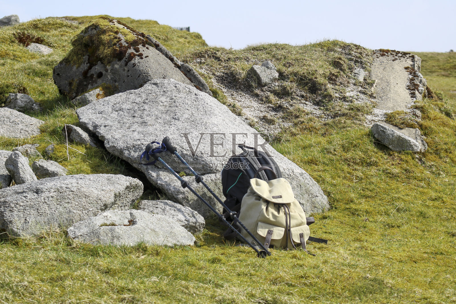 徒步旅行的手杖和两个背包。照片摄影图片