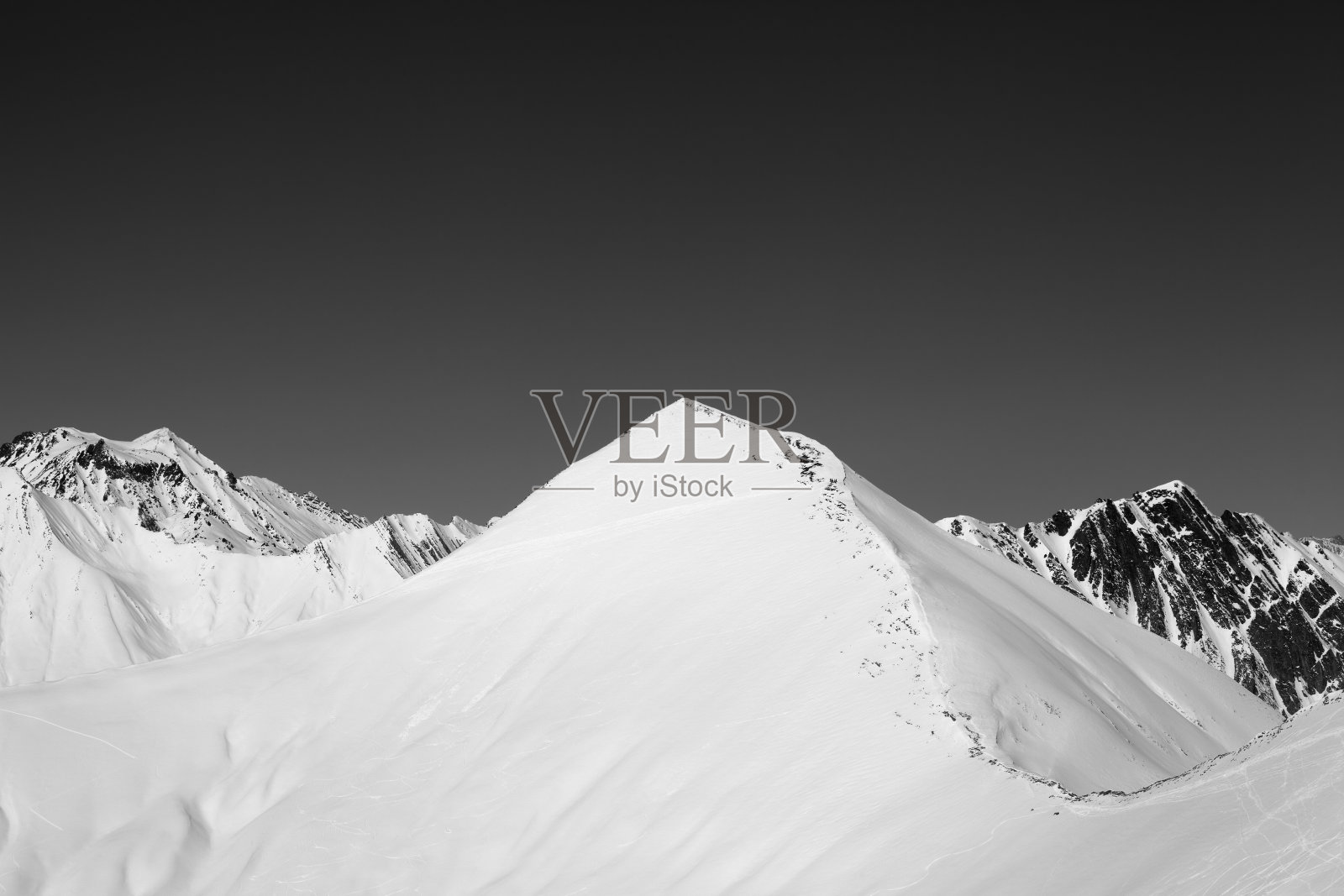 雪道外的山坡和晴朗的天空，在美好的冬日照片摄影图片