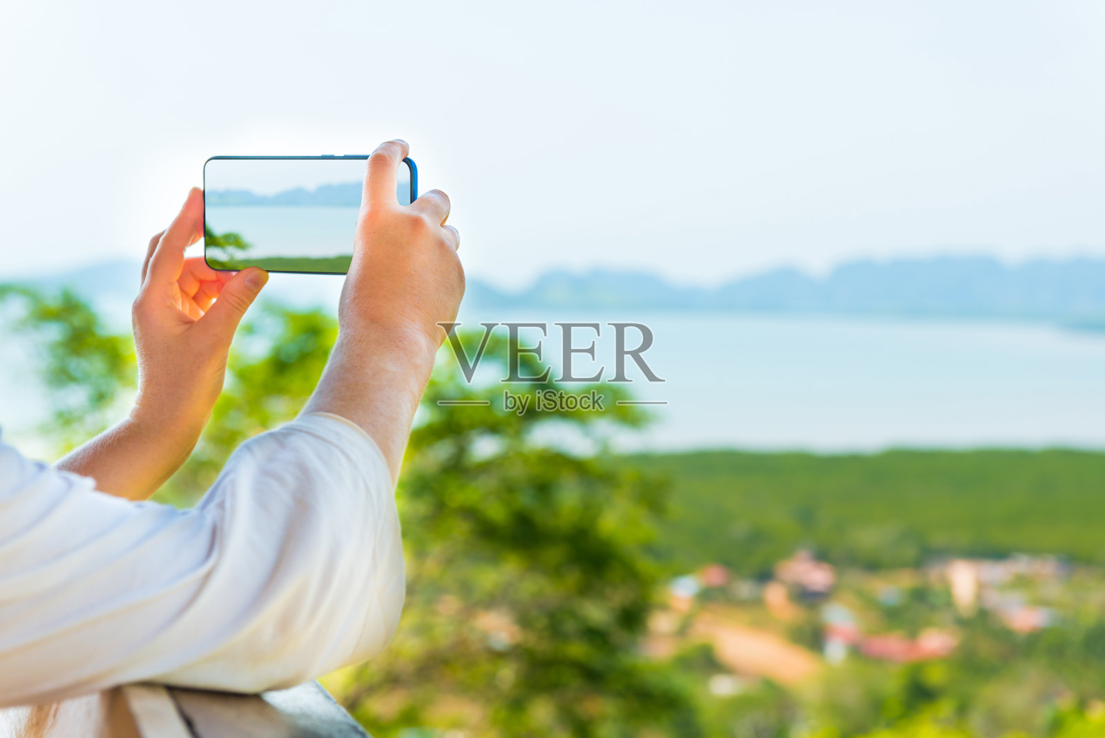 年轻女子用手机照片摄影图片