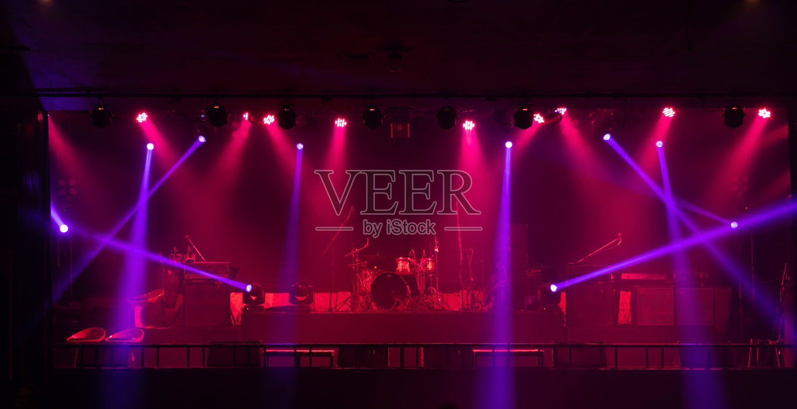 空旷的舞台音乐会与彩色灯光激光束聚光灯显示在迪斯科酒吧俱乐部酒吧背景的派对音乐舞蹈节日表演。娱乐夜生活。庆祝活动。照片摄影图片