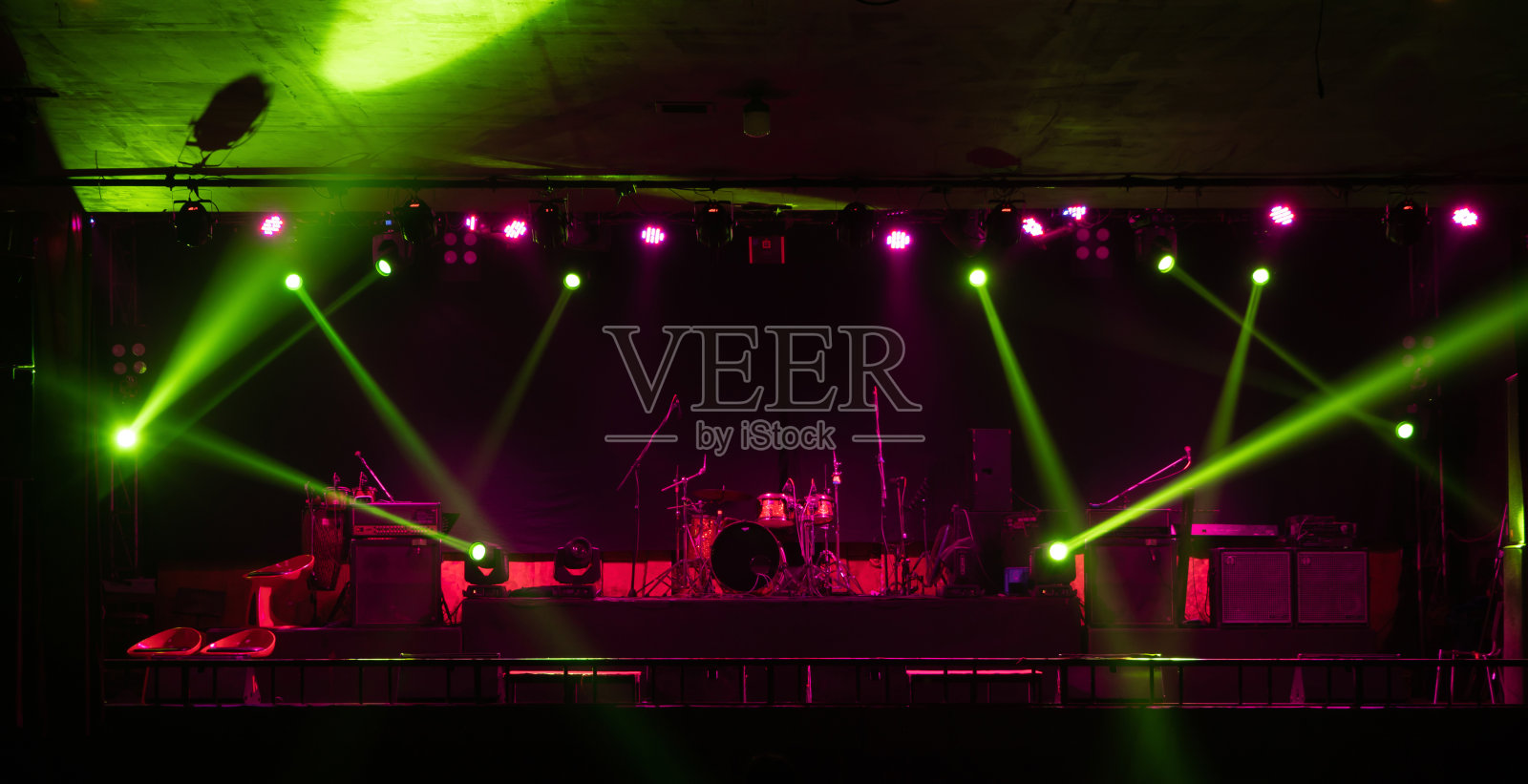 空旷的舞台音乐会与彩色灯光激光束聚光灯显示在迪斯科酒吧俱乐部酒吧背景的派对音乐舞蹈节日表演。娱乐夜生活。庆祝活动。照片摄影图片