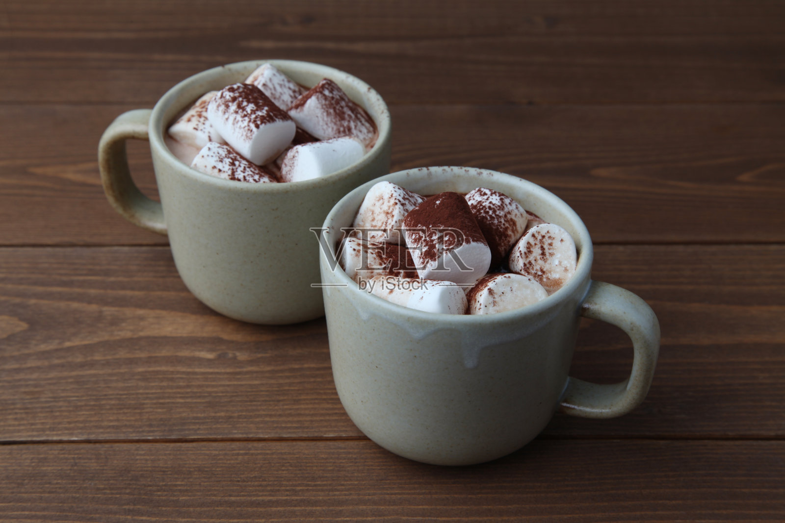 木桌上放着热巧克力和棉花糖照片摄影图片