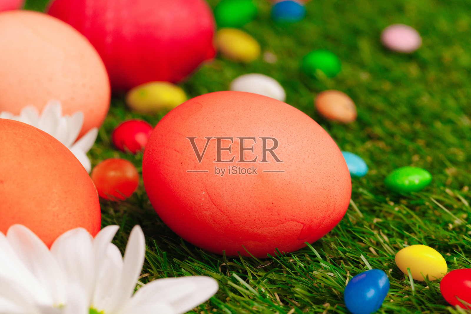 彩色复活节彩蛋和草地上的糖果的特写照片照片摄影图片