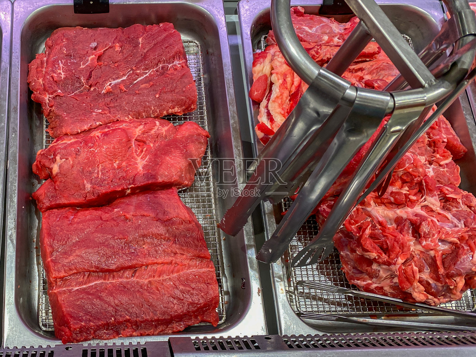 肉店出售各式新鲜牛肉照片摄影图片