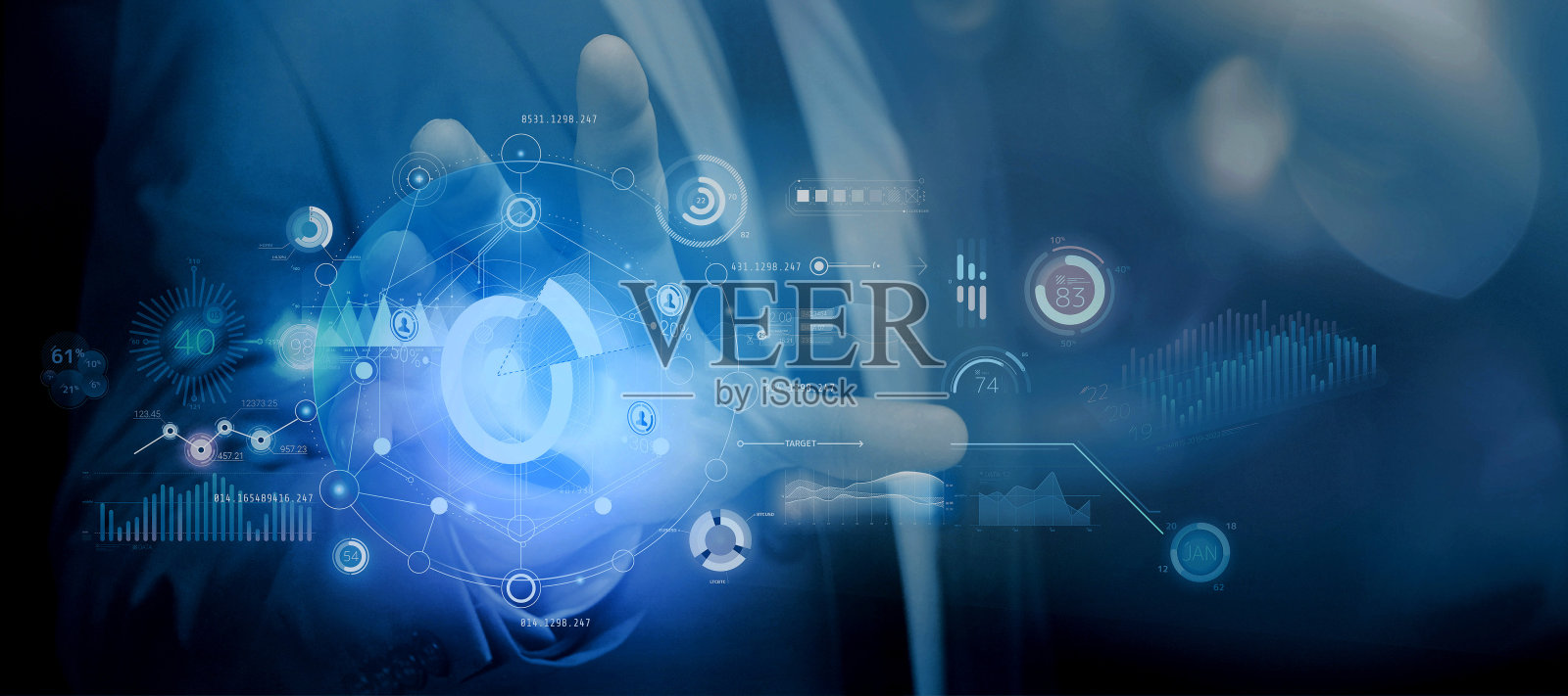 在增强现实中，不认识的人与信息图一起工作。照片摄影图片