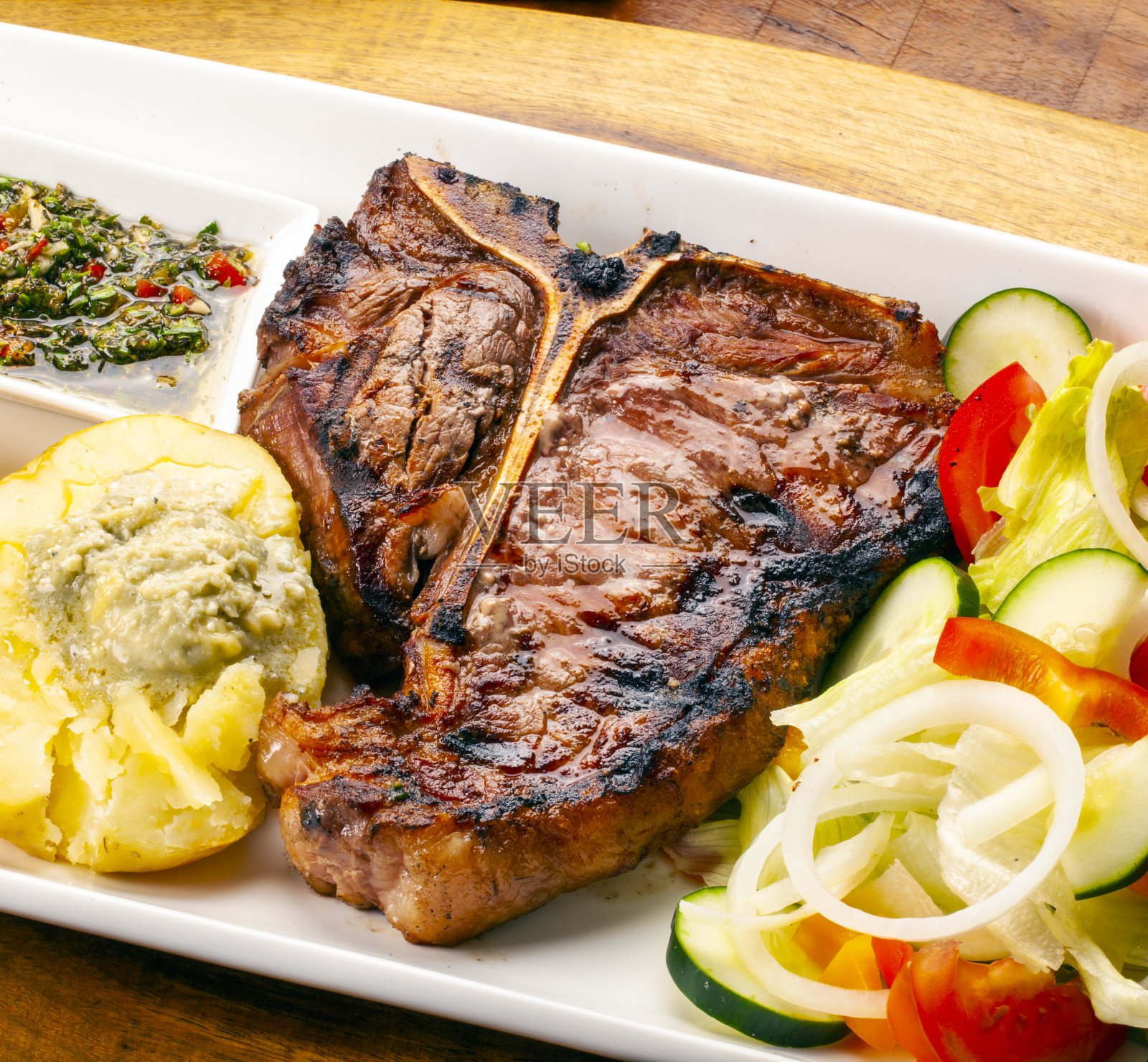 带骨牛排配土豆照片摄影图片