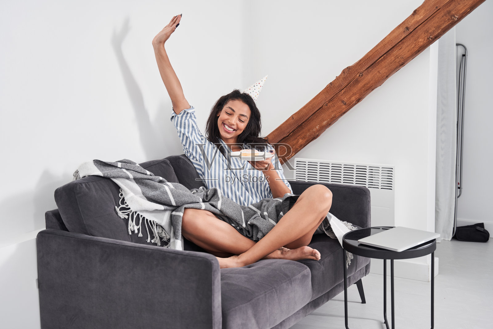 一个女孩在客厅开生日派对照片摄影图片