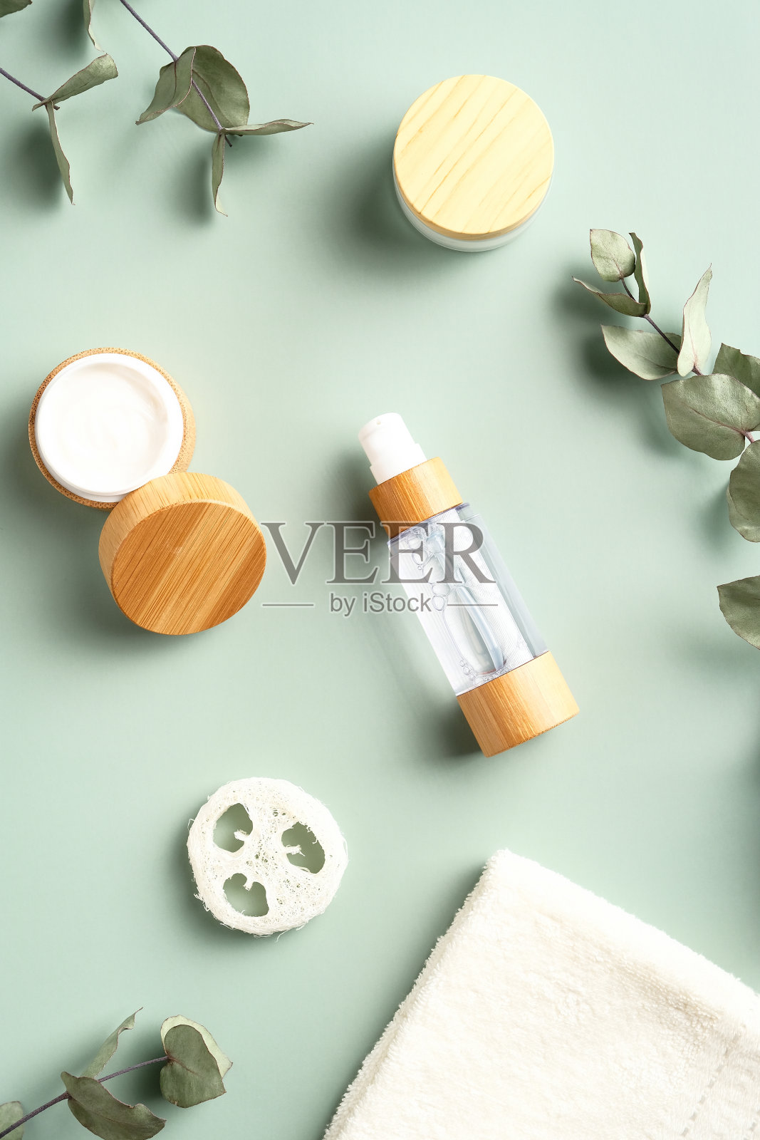 天然有机SPA化妆品集桉树叶。俯视图草本护肤美容产品在绿色的背景。照片摄影图片