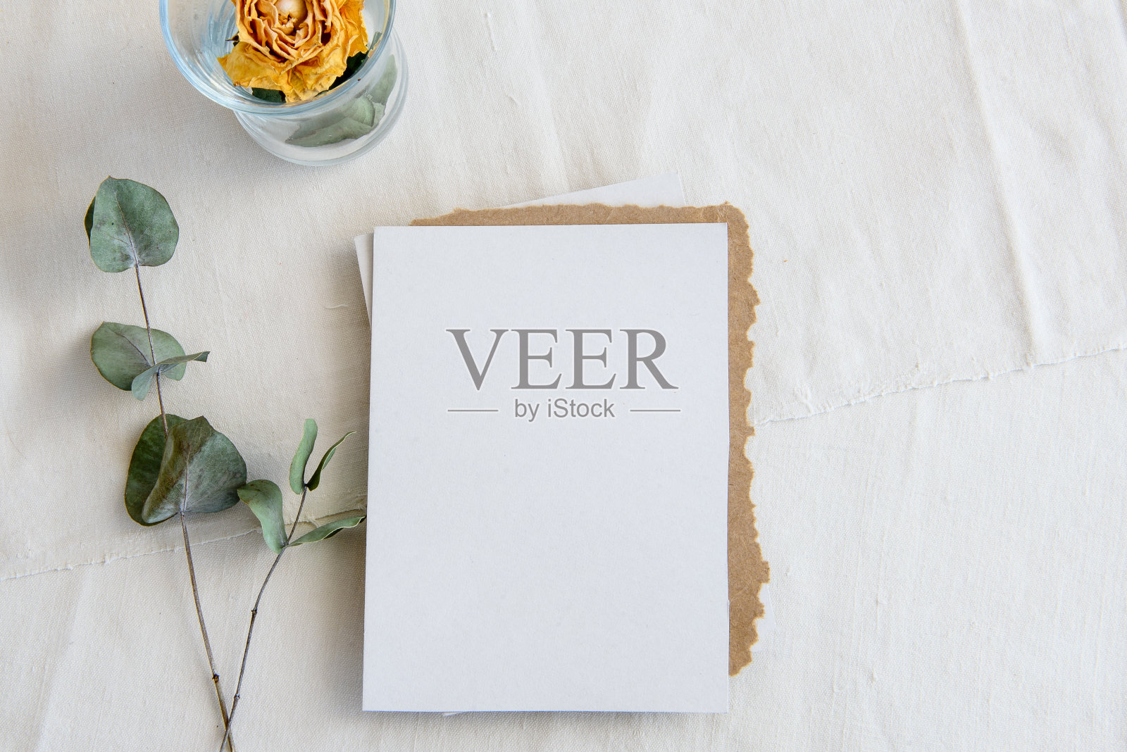 复古白色背景和空白明信片-白色背景，黄色玫瑰，桉树枝和拷贝空间。浪漫的贺卡。照片摄影图片