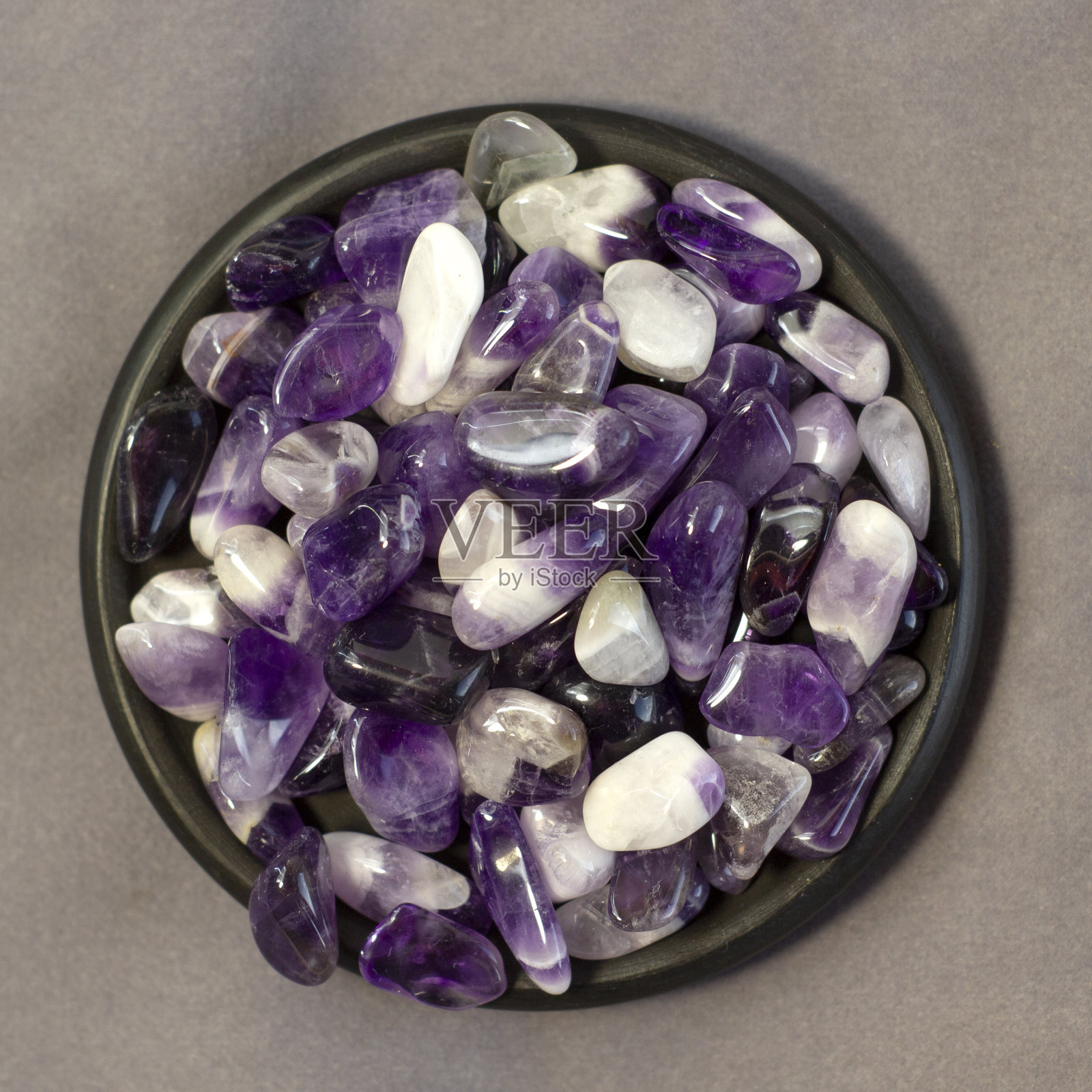 集各种紫水晶天然石材和宝石于灰麻和黑色板背景部分聚焦照片摄影图片