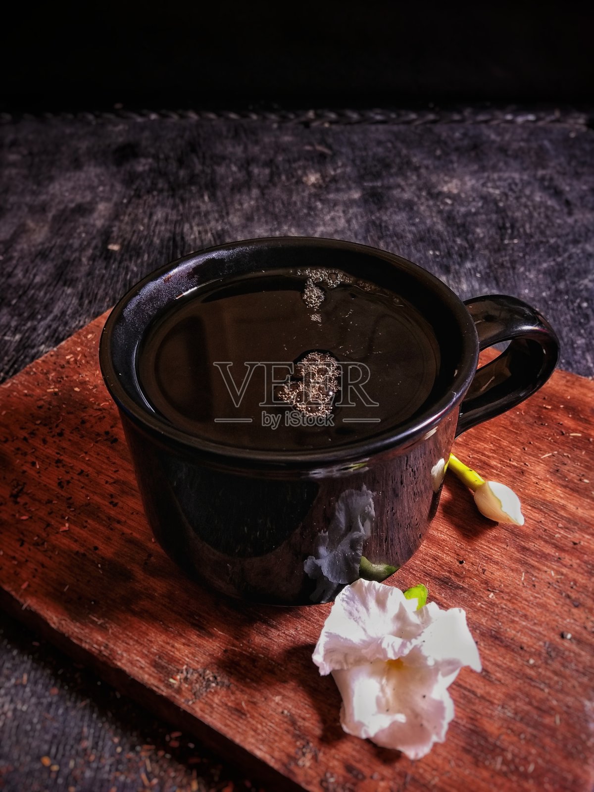 用黑色的玻璃杯和木制的背景喝茉莉花茶。库存图片照片摄影图片