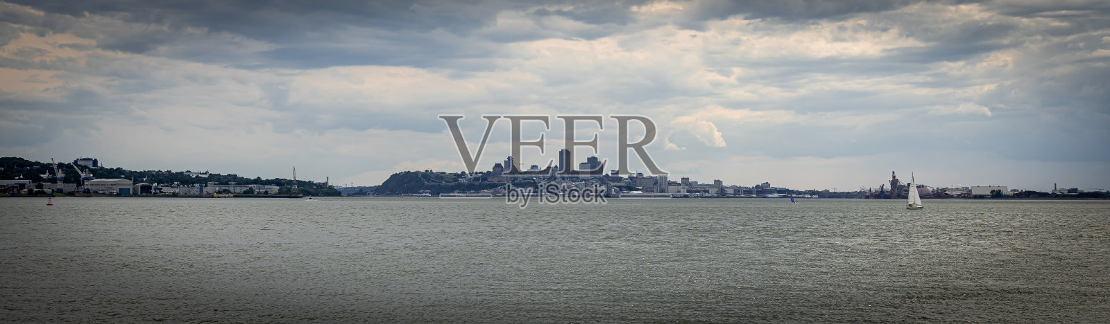 在一个多云的下午从奥尔良岛魁北克市的黑暗旗帜照片摄影图片