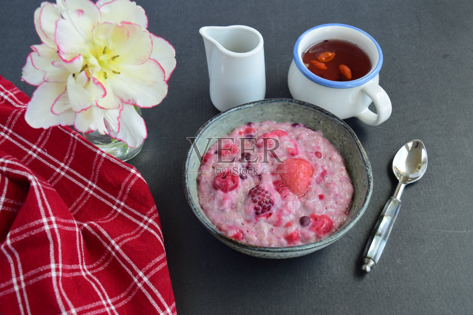 早餐混合浆果燕麦粥和枫糖浆照片摄影图片