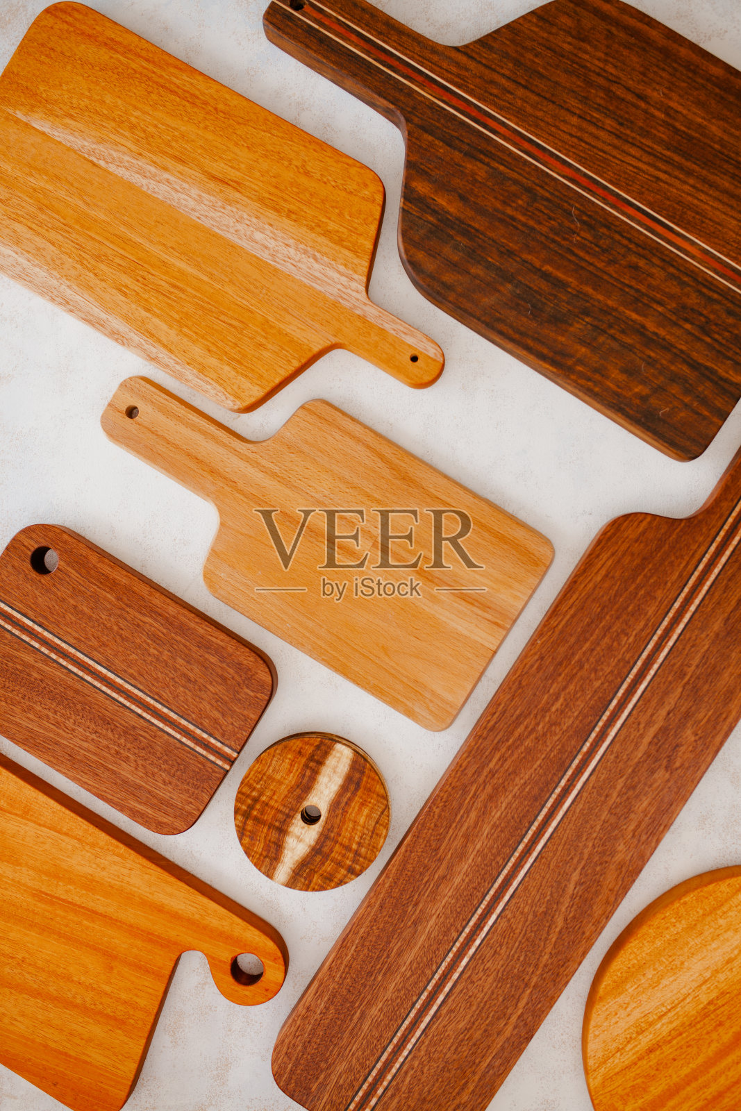 白色餐桌上的木砧板。深色硬木厨房板图案。照片摄影图片