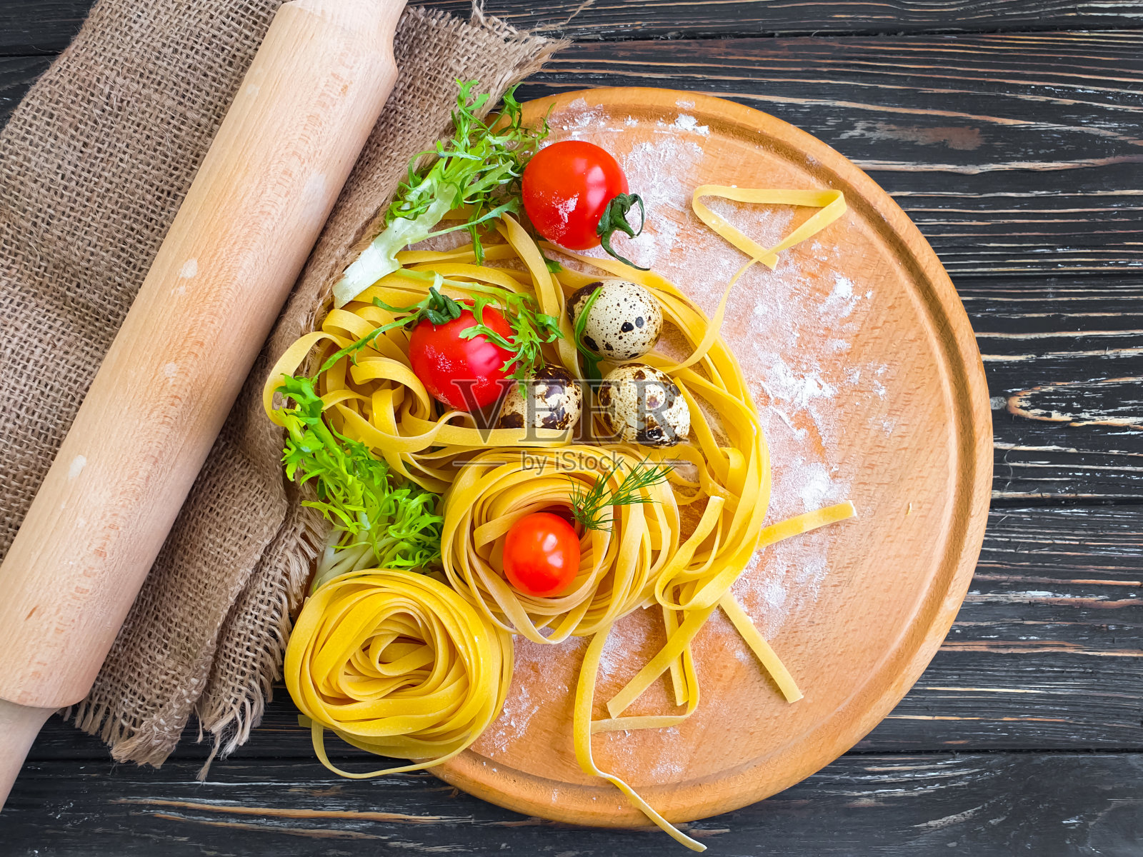 生意大利面，鹌鹑蛋，木质背景照片摄影图片