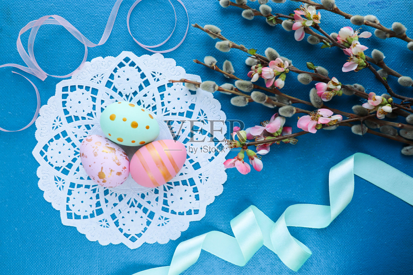 复活节彩蛋，春天的鲜花和柳条照片摄影图片