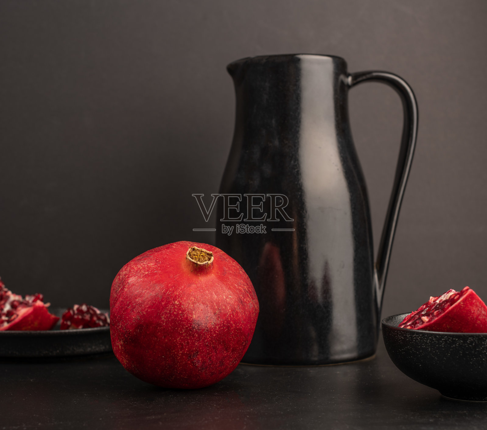 桌上放着新鲜的石榴和果汁照片摄影图片