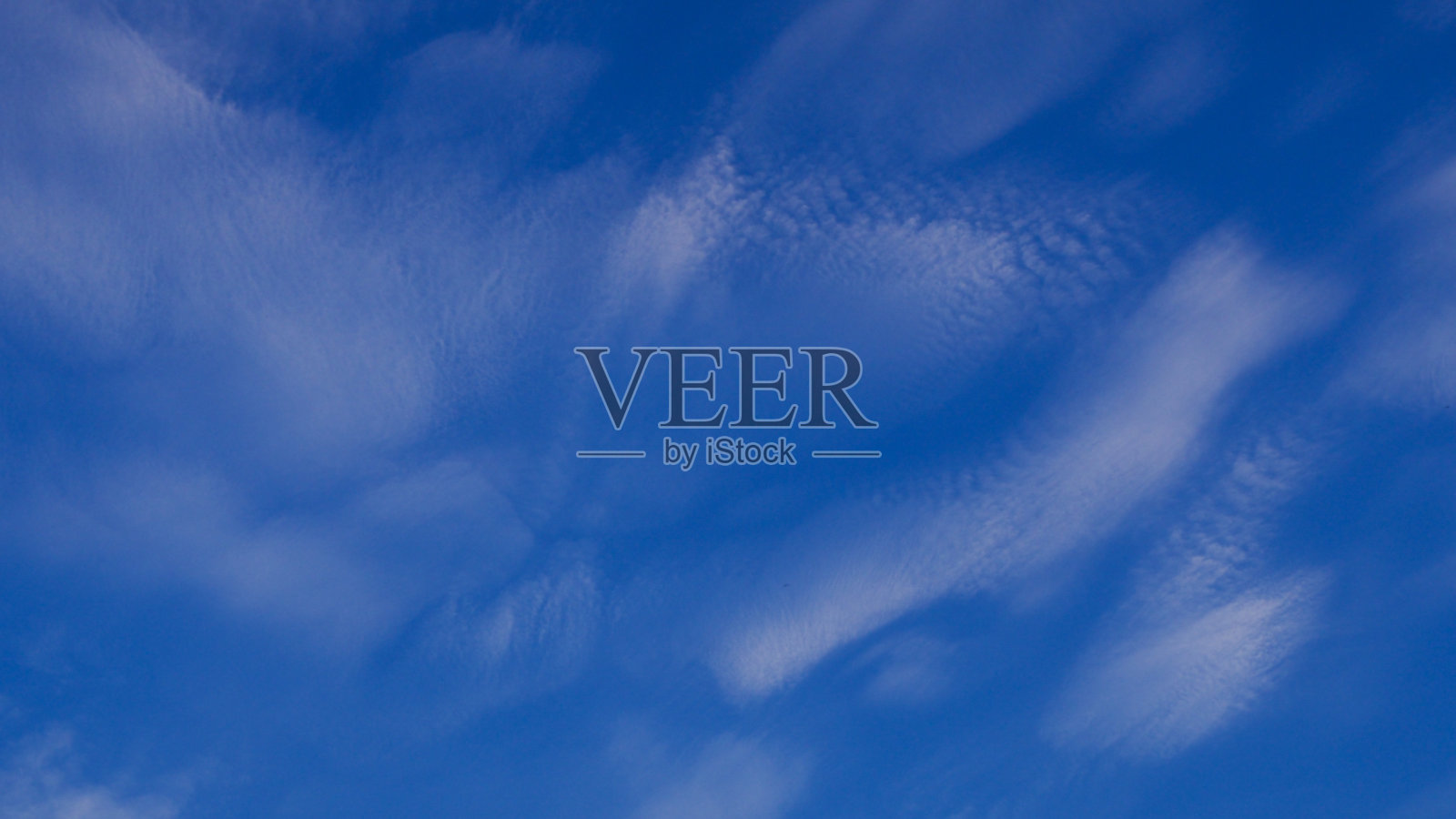 美丽的蓝天，夹杂着几缕阴云照片摄影图片