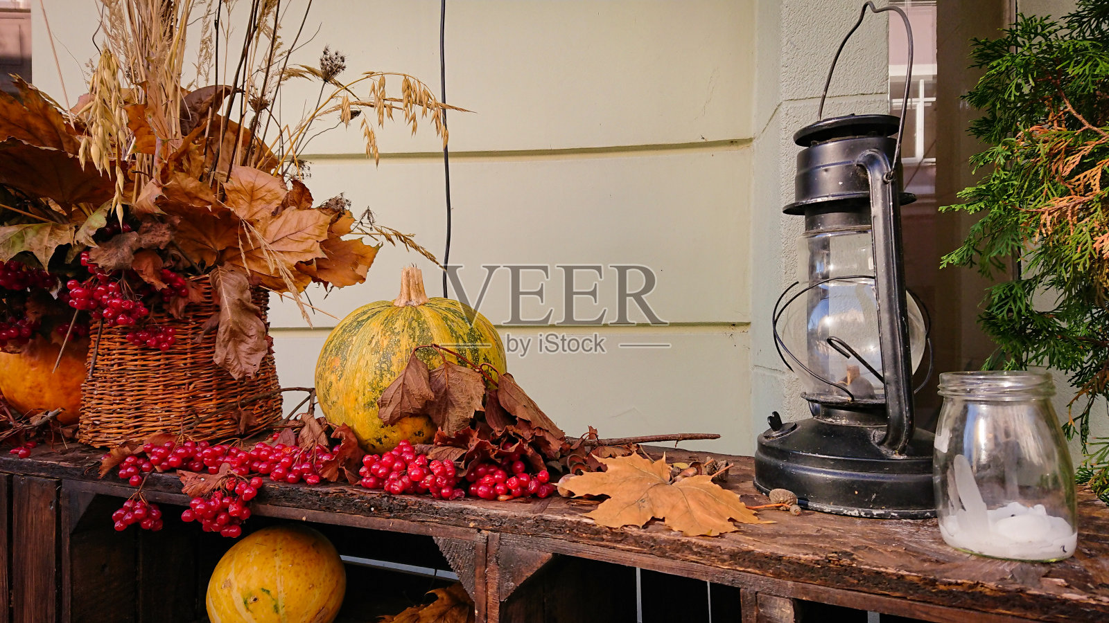 落街装饰。在房子附近的街道上装饰万圣节的节日照片摄影图片