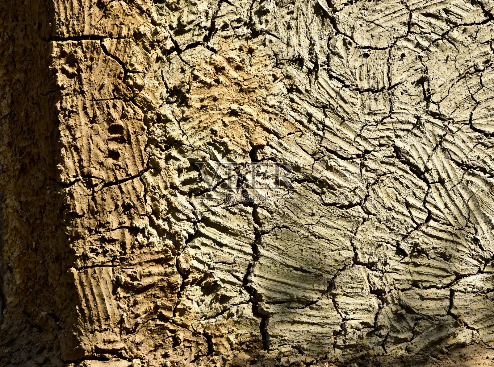 干燥的土壤表面有裂缝，照片独特照片摄影图片