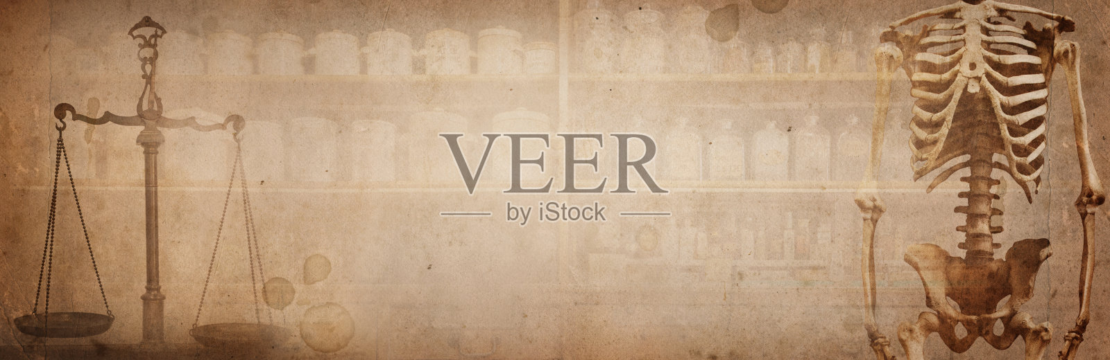 古老的药秤和药瓶，骨架和秤在古老的牛皮纸背景。照片摄影图片